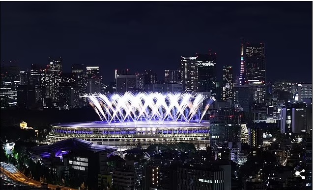 Pháo hoa thắp sáng bầu trời thủ đô Tokyo trong lễ bế mạc Thế vận hội 2020. Ảnh: Reuters