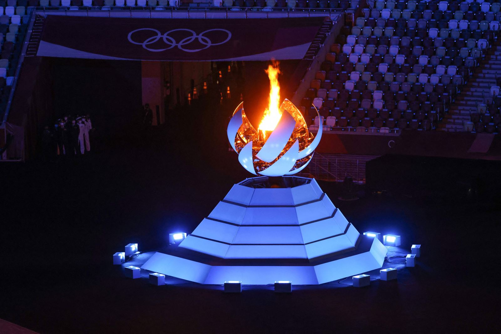 Ngọn đuốc Olympic rực cháy trong ngày bế mạc. Ảnh: Getty Images