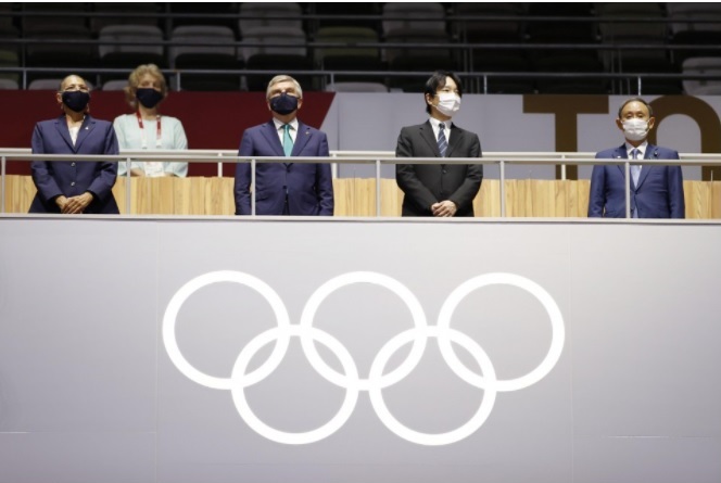 Thái tử Nhật Bản Fumihito (thứ 2 từ phải sang) cùng Thủ tướng Nhật Bản Yoshihide Suga (phải) và Chủ tịch Ủy ban Olympic quốc tế (IOC) Thomas Bach (thứ 3 từ phải sang) tại buổi lễ bế mạc. Ảnh: Kyodo