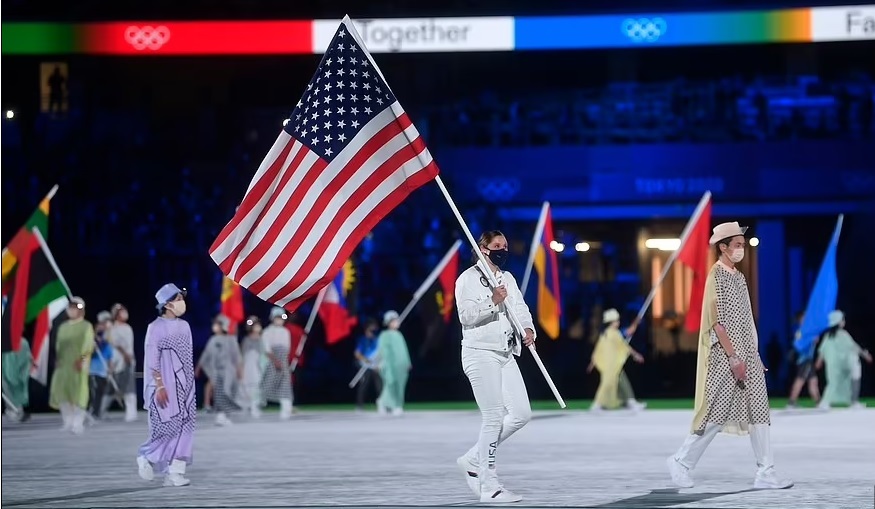 Đoàn Mỹ diễu hành trong sân vận động Olympic Tokyo. Mỹ cũng là nước đứng đầu trong bảng tổng sắp huy chương tại kỳ Thế vận hội lần này. Ảnh: Reuters