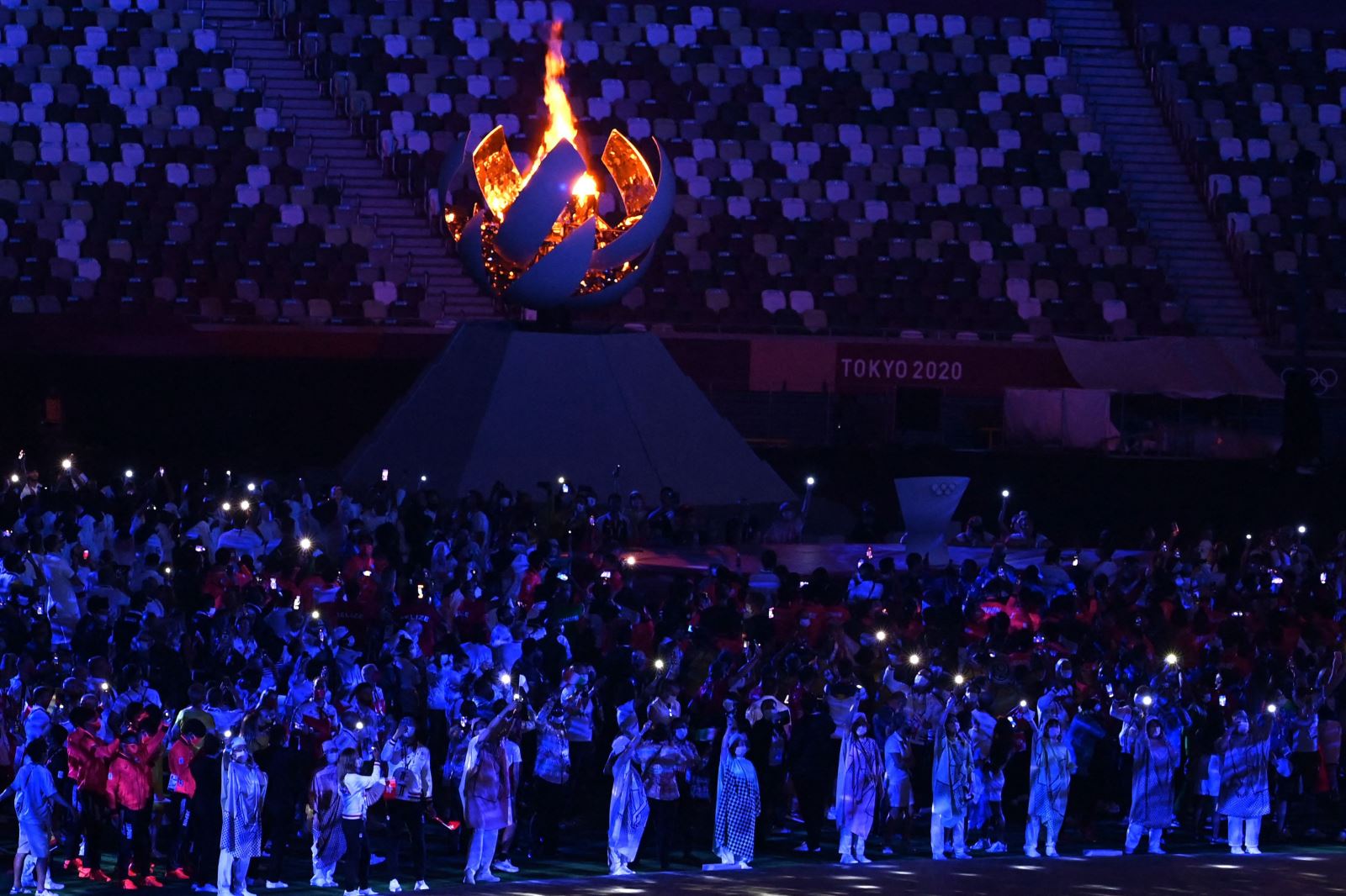 Đoàn vận động viên các nước bên cạnh ngọn đuốc Olympic Tokyo 2020. Ảnh: Getty Images