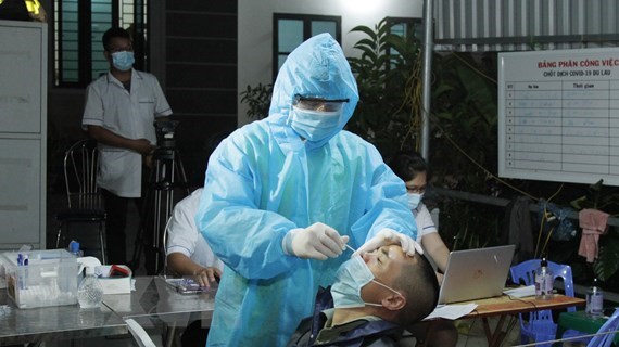 A man has samples taken for COVID-19 testing (Photo: VNA)