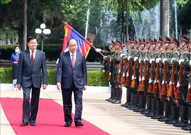 Tổng Bí thư, Chủ tịch nước Lào Thongloun Sisoulith và Chủ tịch nước Nguyễn Xuân Phúc duyệt đội danh dự. Ảnh: Thống Nhất/TTXVN