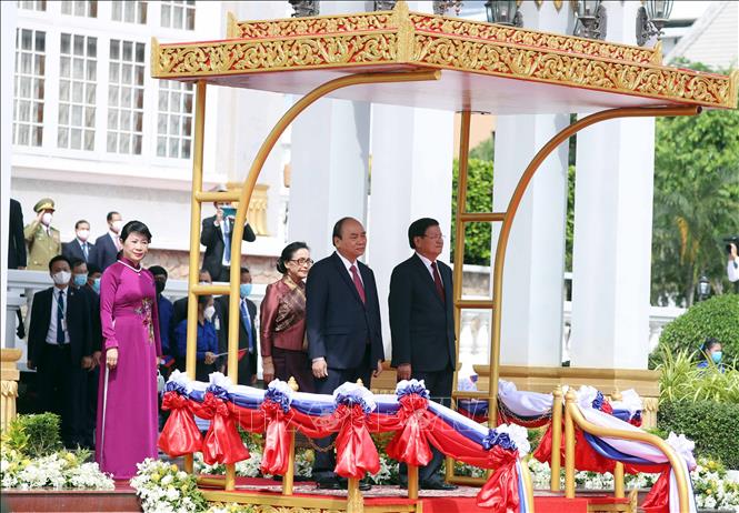 Tổng Bí thư, Chủ tịch nước Lào Thongloun Sisoulith và Phu nhân cùng Chủ tịch nước Nguyễn Xuân Phúc và Phu nhân tại lễ đón. Ảnh: Thống Nhất/TTXVN