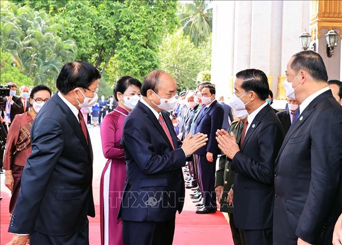 Chủ tịch nước Cộng hòa Xã hội chủ nghĩa Việt Nam Nguyễn Xuân Phúc và Tổng Bí thư, Chủ tịch nước Lào Thongloun Sisoulith với các thành viên đoàn đại biểu cấp cao 2 nước tại lễ đón. Ảnh: Thống Nhất/TTXVN