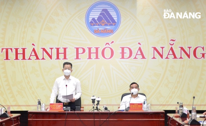 Secretary Quang (left) stressed the need to tighten rules in local lockdown areas to stop the spread of the virus at the meeting on Sunday. Photo: LE HUNG