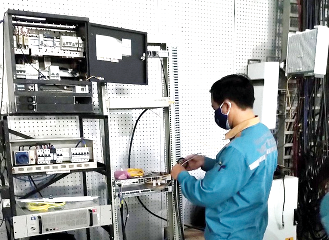 Telecommunications businesses are deploying to reduce service charges to support citizens nationwide financially affected by the ongoing COVID-19 wave. Viettel Da Nang technical staffer is seen installing equipment at the Da Nang field hospital, in Lien Chieu District. (Photo courtesy of Viettel Da Nang)