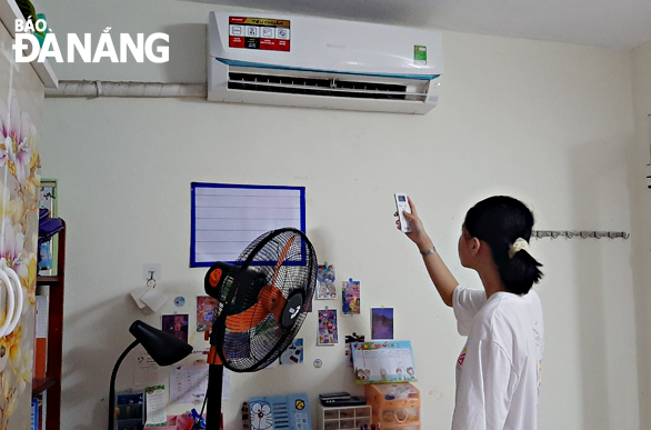  Currently, local residents’ demand for electricity is very large due to the scorching heat. A female resident in Hoa Khanh Bac Ward, Lien Chieu District is seen using an air conditioner. Photo: X.D