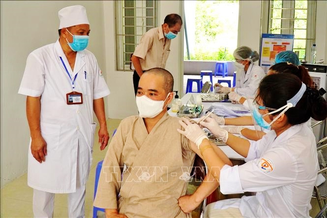 Bắc Ninh tiêm vaccine phòng Covid-19 cho các chức sắc tôn giáo. Ảnh: TTXVN