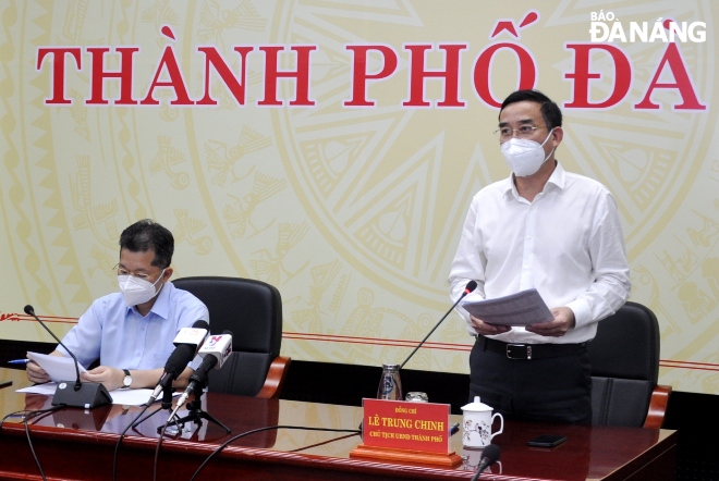 Chủ tịch UBND thành phố Lê Trung Chinh (bìa phải) phát biểu tại cuộc họp chiều 9-8. Ảnh: LÊ HÙNG