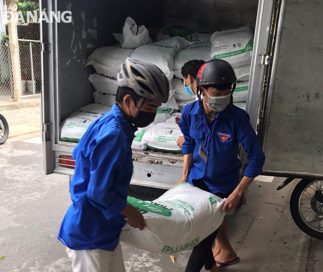  Đoàn viên thanh niên hỗ trợ mang thực phẩm của các tổ chức từ thiện gửi tới người dân trong khu vực cách ly y tế của quận Sơn Trà. Ảnh: M.QUẾ