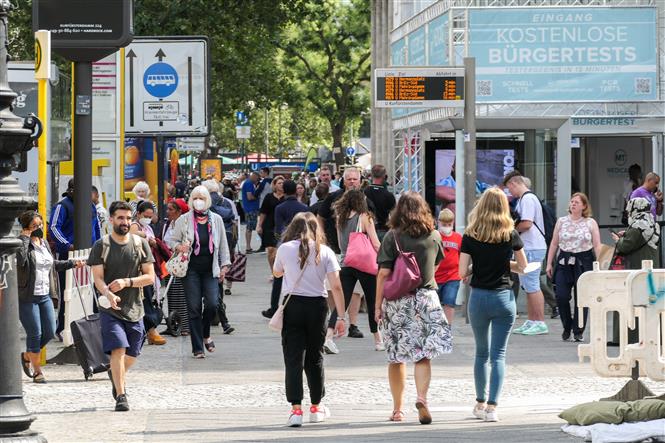 Người dân di chuyển trên đường phố tại Berlin, Đức, ngày 5/8/2021. Ảnh: THX/ TTXVN