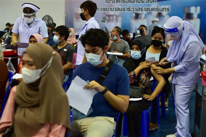 Một điểm tiêm chủng vaccine ngừa COVID-19 tại tỉnh Narathiwat, Thái Lan. Ảnh: AFP/TTXVN