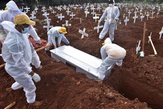 Chôn cất bệnh nhân tử vong do COVID-19 tại Bekasi, Indonesia, ngày 6/8/2021. Ảnh: AFP/TTXVN