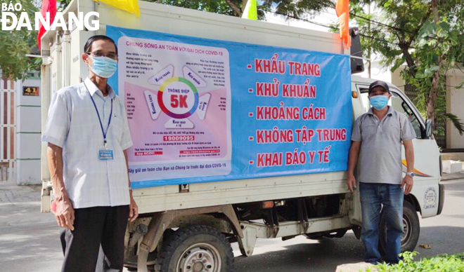 Các thành viên tổ Covid-19 cộng đồng khu dân cư 8B Sơn Thủy (phường Hòa Hải) sử dụng xe tải có gắn loa di động, băng rôn để tuyên truyền phòng, chống dịch bệnh đến nhân dân. Ảnh: N.QUANG	