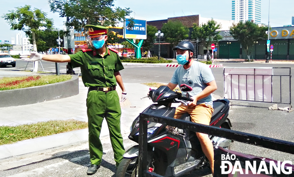 Quận Sơn Trà tăng cường công tác phòng, chống dịch từ các chốt kiểm soát. (Ảnh chụp tại chốt kiểm soát trên tuyến đường Phạm Cự Lượng giao Võ Văn Kiệt sáng 9-8) Ảnh: XUÂN SƠN	