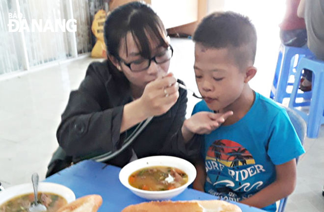 Thành viên CLB Thiện nguyện đoàn kết hỗ trợ suất ăn hằng tháng cho trẻ em là nạn nhân chất độc da cam trên địa bàn. (Ảnh chụp khi không có Covid-19)Ảnh: PV	