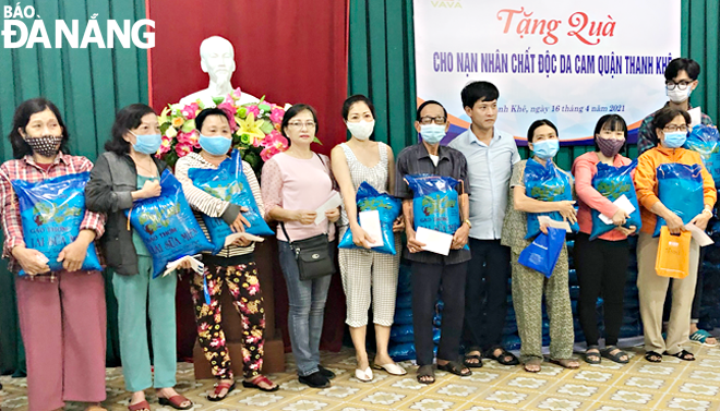 Hội Nạn nhân chất độc da cam/dioxin quận Thanh Khê tặng quà cho nạn nhân  da cam ngày 16-4-2021. (Ảnh chụp khi không có Covid-19) Ảnh: LÊ VĂN THƠM	