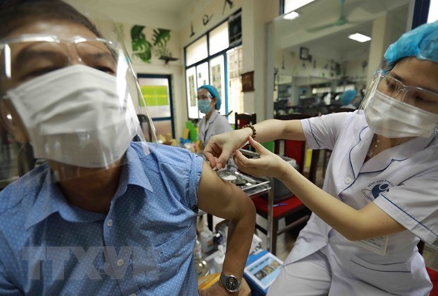 A man in Ha Noi's Cau Giay district gets a vaccine shot (Photo: VNA) 