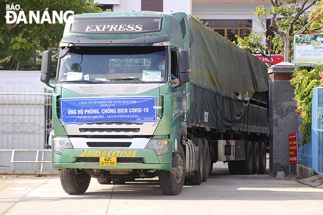 Sáng 10-8, Công ty CP đầu tư Đà Nẵng - Miền Trung chở 1 xe 15 tấn thực phẩm từ Kon Tum đến Đà Nẵng để trao cho người dân trong khu cách ly quận Sơn Trà. Ảnh: XUÂN DŨNG