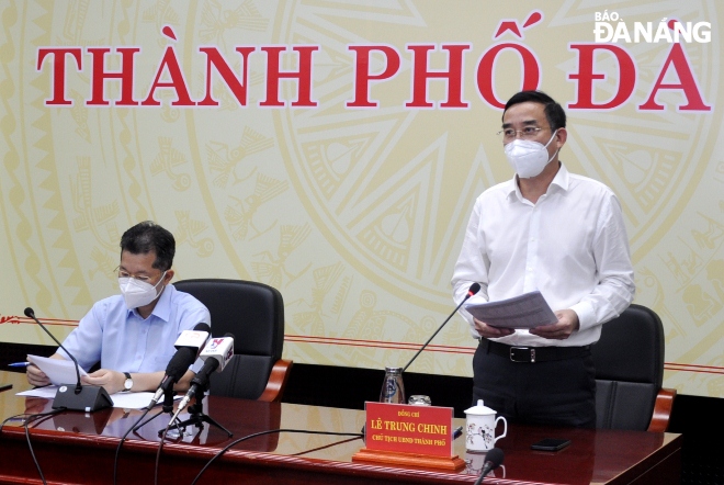 Da Nang Peoples Committee Chairman Le Trung Chinh (right) delivered his address in a meeting on Monday afternoon to discuss next steps in the ongoing fight against COVID-19. Photo: LE HUNG