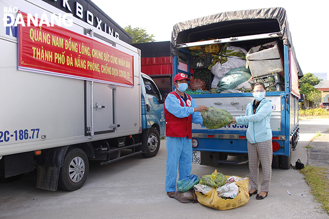 30 tấn lương thực, thực phẩm của người dân huyện Đại Lộc (tỉnh Quảng Nam) gửi đến người dân trong khu cách ly của quận Sơn Trà trong sáng 10-8. Ảnh: XUÂN DŨNG