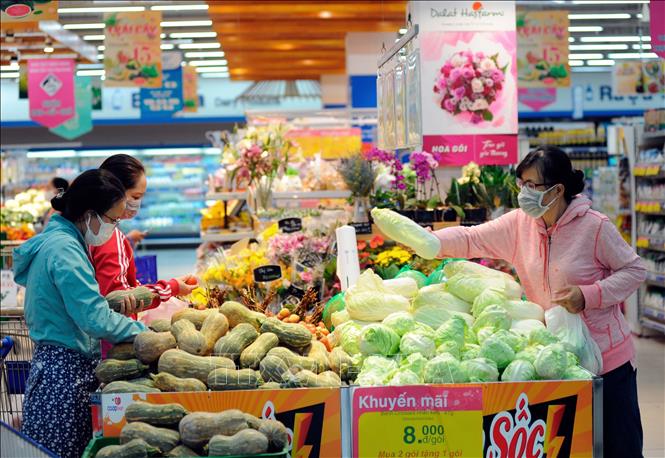 Người dân trong khu vực giãn cách mua thực phẩm tại siêu thị Saigon Co.op trên đường Quang Trung, phường 11, quận Gò Vấp. Ảnh: An Hiếu/TTXVN.