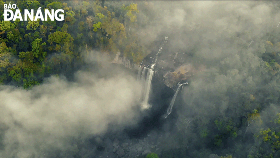   Seen from above, the K50 Waterfall looks like a giant twinkling white strip of silk, then falls down the cliffs to bounce white, blending into the clouds amid the forest and mountain ranges.