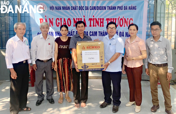 The Da Nang Chapter of VAAV representatives hand over a charitable house to Mr. Nguyen Toi's family in Hoa Minh Ward, Lien Chieu District). (Photo taken before COVID-19 pandemic). Photo: LE VAN THOM.