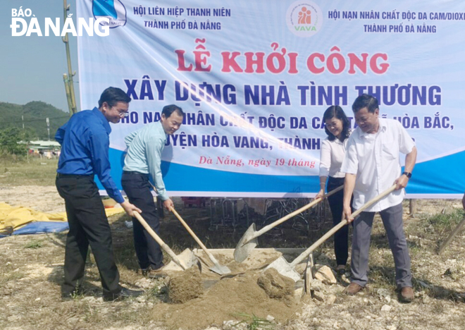  Work starts on a charitable house for a AO victim’s family in Hoa Bac Commune, Hoa Vang District) in 2021. Photo: LE VAN THOM