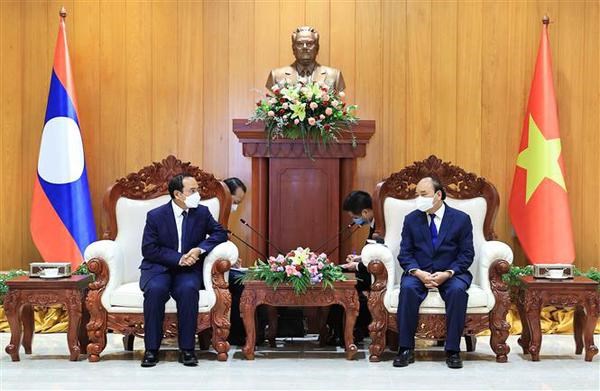 President Nguyen Xuan Phuc (R) meets with Lao Vice President Bounthong Chithmany (Photo: VNA)