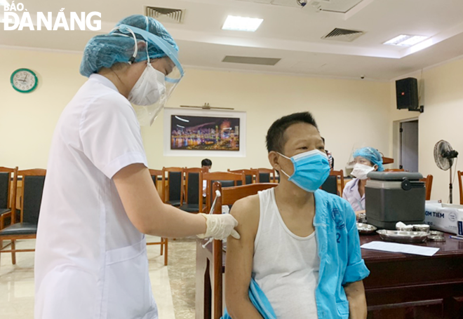 A hemodialysis patient at the Da Nang General Hospital gets vaccinated against COVID-19. Photo: PHAN CHUNG