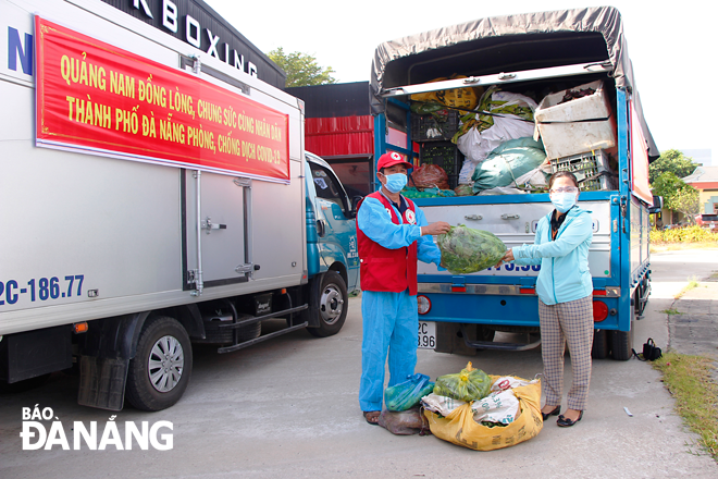 30 tấn lương thực, thực phẩm của người dân huyện Đại Lộc (tỉnh Quảng Nam) gửi đến người dân trong khu cách ly của quận Sơn Trà trong sáng 10-8.  Ảnh: XUÂN DŨNG	