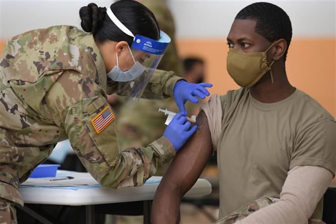 Binh sĩ quân đội Mỹ được tiêm vaccine ngừa COVID-19 tại trại Rose ở Vilseck (Đức) 3/5/2021. Ảnh: AP/TTXVN