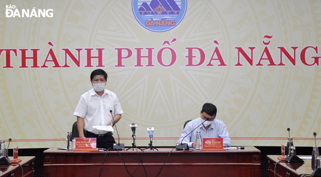 Da Nang Party Committee Deputy Secretary Luong Nguyen Minh Triet (left) delivered his instructions at a meeting on Tuesday afternoon to discuss next steps to combat the spread of COVID-19 Photo: LE HUNG