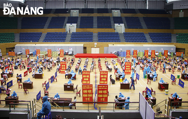 Da Nang on Wednesday, August 11, started to offer first shots of AstraZeneca vaccine to workers in industrial parks and those involving in essential services. Picture was taken at a vaccination location in Tien Son Sports Arena on August 11. Photo: XUAN DUNG