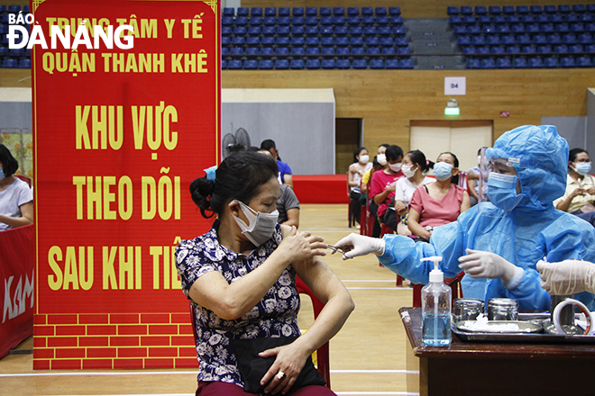 Healthcare workers are taking the responsibility for 5 - 6 areas for injection in each vaccination site, and about 200 people are allowed to get vaccinated in each area a day. Photo: XUAN DUNG