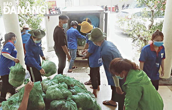 Đoàn viên thanh niên quận Sơn Trà hỗ trợ vận chuyển hàng hóa cho người dân vùng cách ly. 			             	               Ảnh: THÀNH LÂN