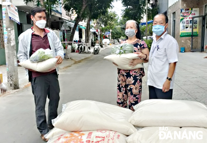 Thông qua Ủy ban MTTQ Việt Nam quận Sơn Trà, gạo được phân bổ tới người dân trên địa bàn quận. 				                Ảnh: M.QUẾ