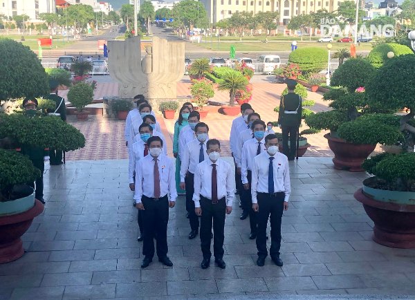 The participants observing a minute’s silence to pay tribute to the heroic martyrs who laid down their lives for the nation’s re-unification. Photo: N.QUANG