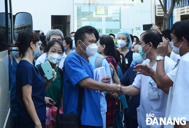 Lãnh đạo Bệnh viện C Đà Nẵng động viên đoàn y, bác sĩ trước giờ lên đường chi viện Thành phố Hồ Chí Minh chống dịch. Ảnh: PV