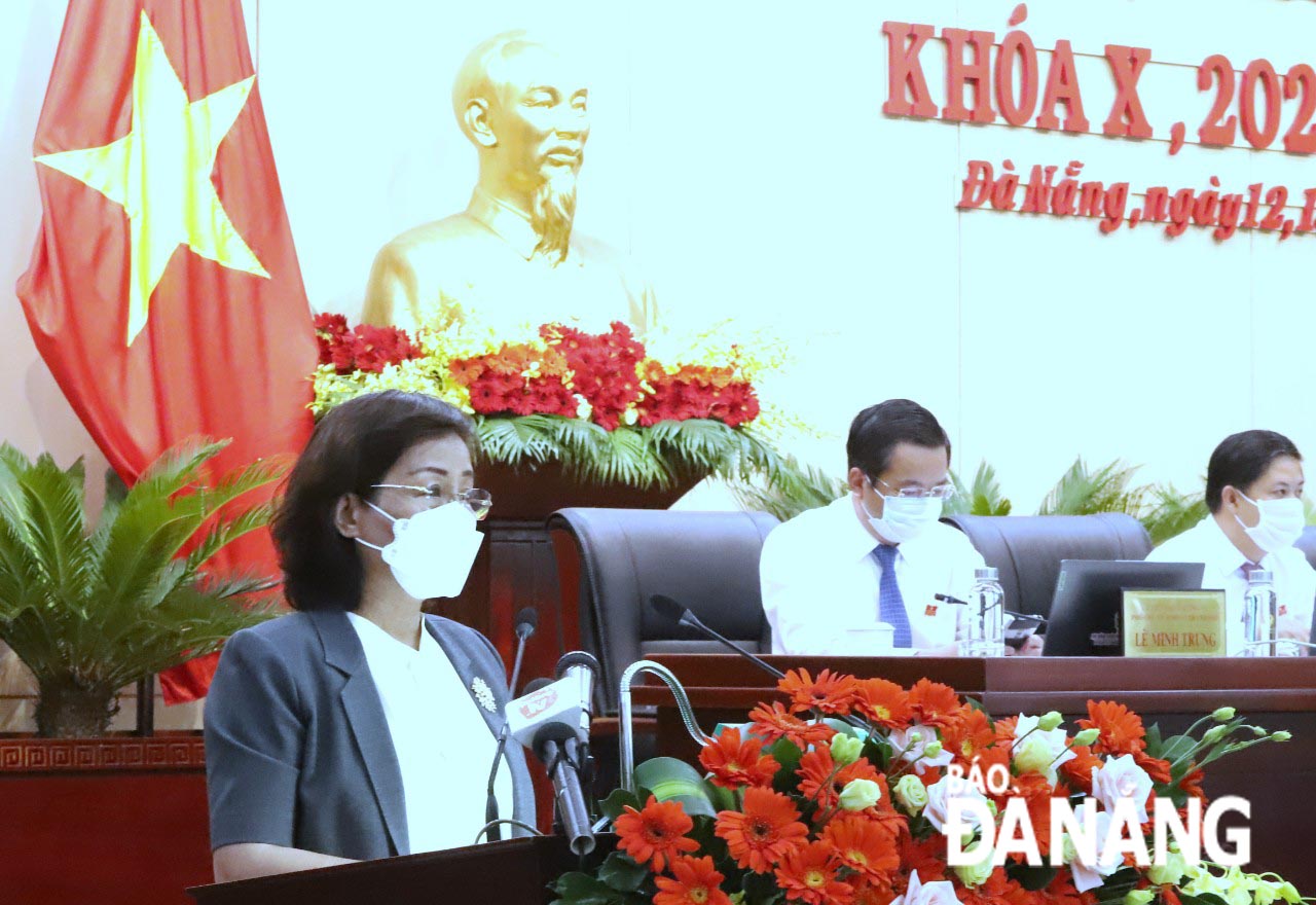 Bà Ngô Thị Kim Yến báo cáo công tác phòng, chống Covid-19 tại phiên họp. Ảnh: N.P