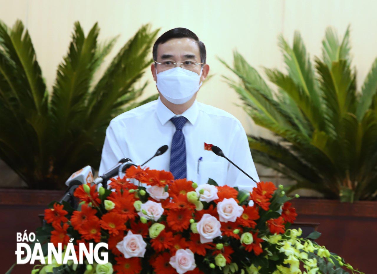 Chủ tịch UBND thành phố Lê Trung Chinh phát biểu giải trình tại kỳ họp. Ảnh: NGỌC PHÚ