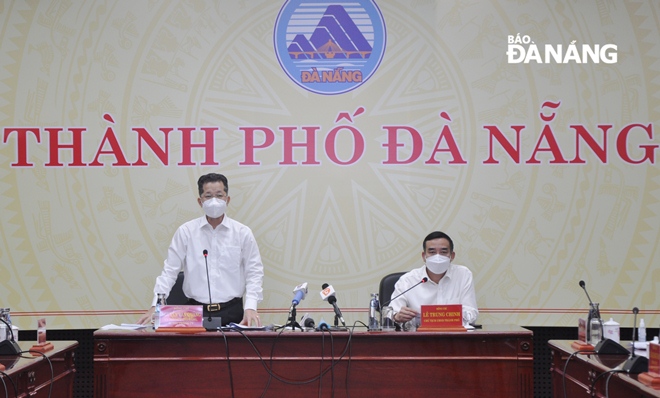 Bí thư Thành ủy Nguyễn Văn Quảng (bìa trái) phát biểu chỉ đạo tại cuộc họp chiều 12-8. Ảnh: LÊ HÙNG
