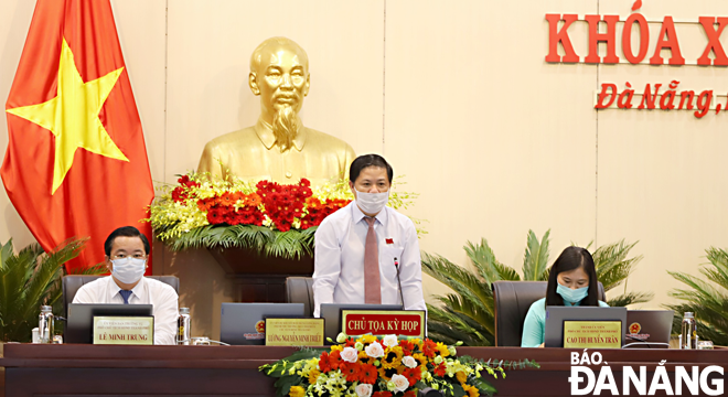Phó Bí thư Thường trực Thành ủy, Chủ tịch HĐND thành phố Lương Nguyễn Minh Triết (giữa) phát biểu tại kỳ họp.  Ảnh: N.P