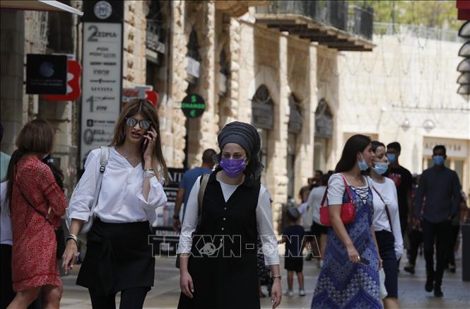 Người dân đeo khẩu trang phòng dịch COVID-19 tại Jerusalem ngày 11/8/2021. Ảnh: THX/TTXVN