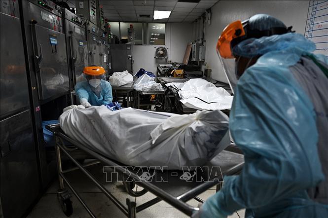 Chuyển thi thể bệnh nhân COVID-19 tại một bệnh viện ở Pathum Thani, Thái Lan ngày 4/8/2021. Ảnh: AFP/TTXVN