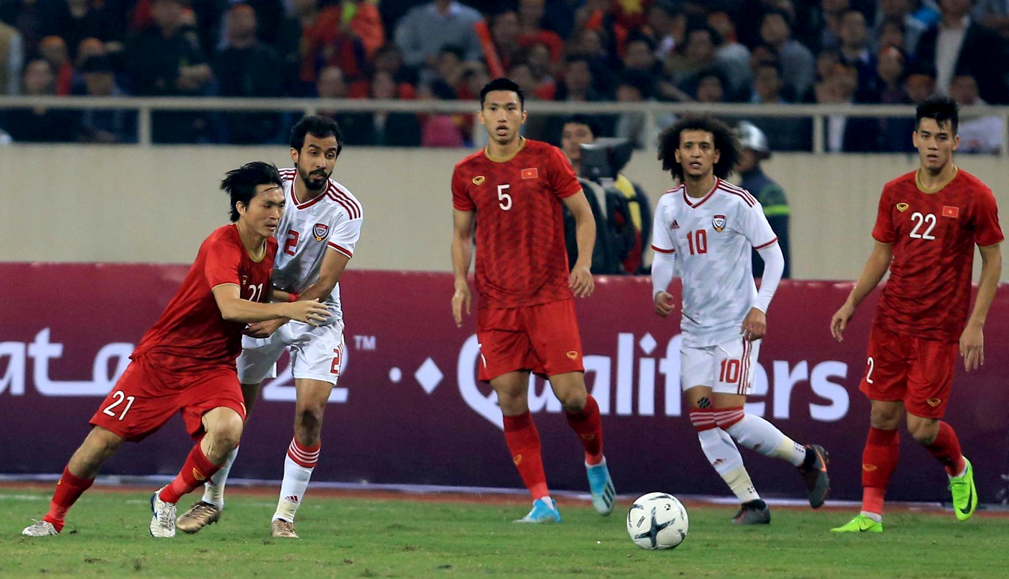 Dù có những trận đấu thăng hoa như đánh bại UAE (áo trắng) ở vòng loại thứ 2 (lượt đi) World Cup 2022 nhưng bước vào vòng loại cuối cùng, đội tuyển Việt Nam (áo đỏ) cần xác định vị thế của mình khi đối đầu các đội bóng hàng đầu châu lục. Ảnh: ĐỨC CƯỜNG