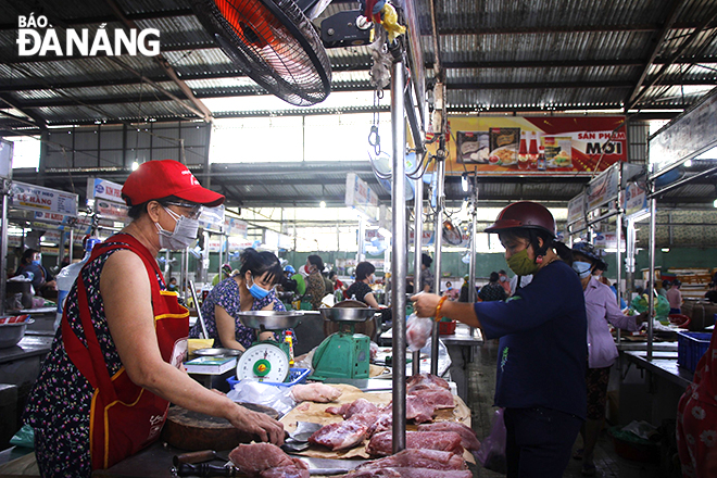 Ngoài thịt tươi sống được lấy từ lò mổ, một số tiểu thương còn nhập các thịt đông lạnh từ các cơ sở uy tín để đáp ứng đủ nhu cầu mua sắm của người dân. Ảnh: MAI QUẾ