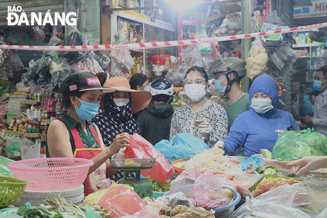 Locals are seen buying essential food at wet markets on the morning of August 13. Photo taken at Dong Da Market. Photo: QUYNH TRANG